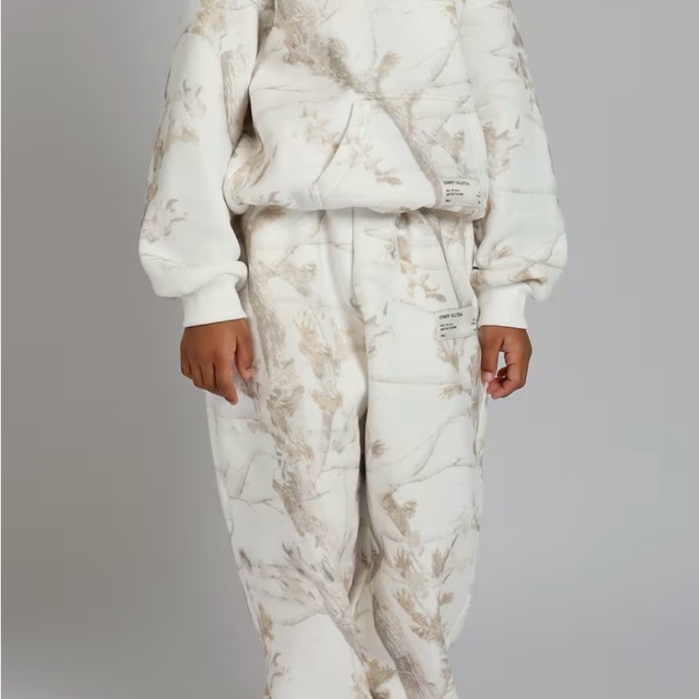 Kids Comfrt set - camo
Sweatshirt has been worn & washed more than sweatpants